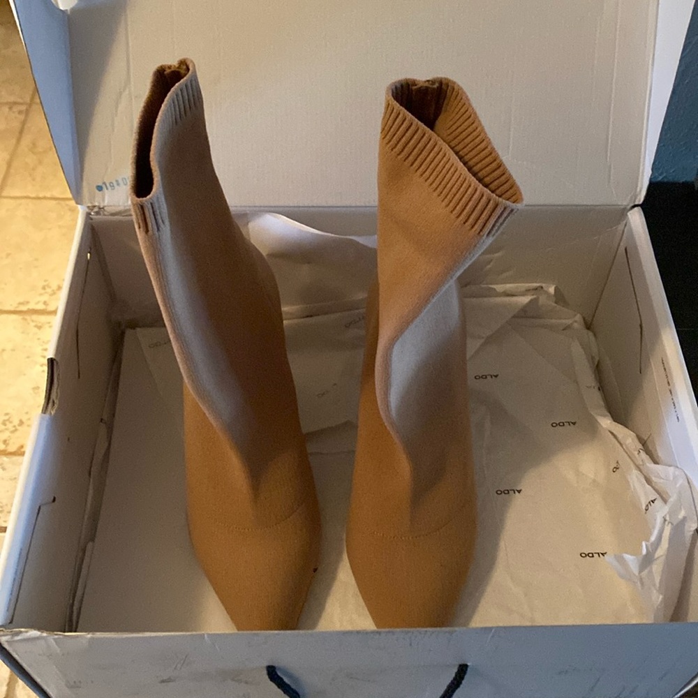 Never wear. I never wore. Tried on inside. I think they shipped to me worn